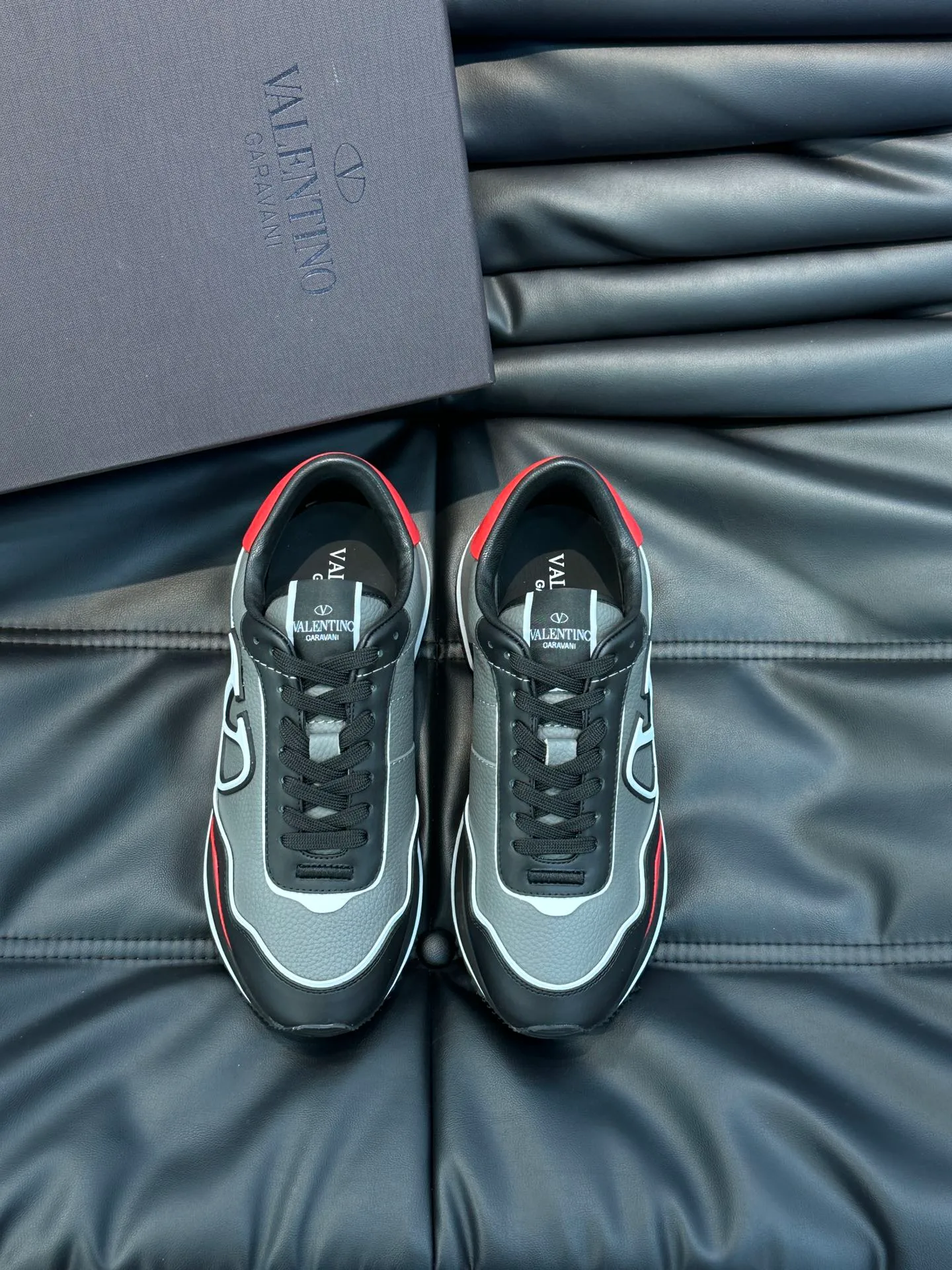 P540💰 Product trademark: VALENTINO "Valentino" Regular size: 38-44 [45 customized] Product material: Warren men's casual sports shoes, made of imported first-layer cowhide, with brand emblem on the tongue, rivet rubber outsole, non-slip, wear-resistant and shock-absorbing, cowhide lining foot pads, comfortable and breathable, with original box packaging equation bag!